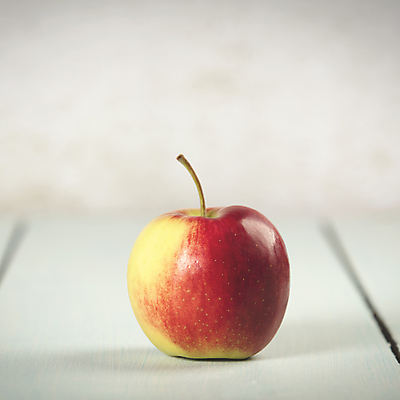 포토 JPG 해외이미지 실내 사람없음 한개 신선 사과 흰배경 카피스페이스 해외202004 해외포토 1 백그라운드 과일 내부 공백 흰색 파일형식