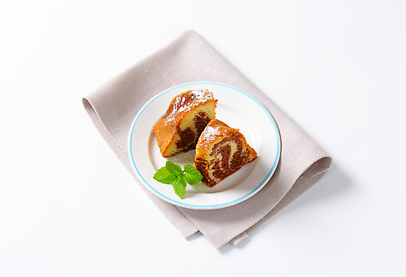 포토 JPG 해외이미지 스튜디오촬영 접시 음식 조각 디저트 사람없음 케이크 횡단보도 달콤 굽기 흰배경 머리위 해외202004 해외202105 스펀지케이크 해외포토 식기 백그라운드 실내 흰색 보행로 맛 구이 파일형식