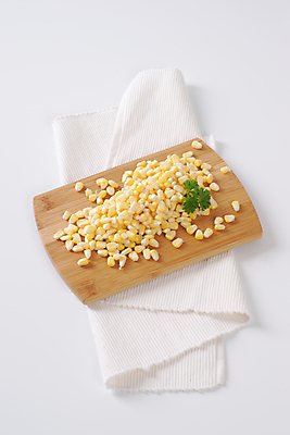 포토 JPG 해외이미지 실내 옥수수 사람없음 천 흰배경 나무도마 옥수수알갱이 해외202004 해외202105 해외포토 백그라운드 곡류 도마 내부 목재 흰색 직물 파일형식