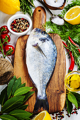 포토 JPG 해외이미지 그릇 방울토마토 고추 실내 어류 사람없음 하이앵글 숟가락 올리브오일 레몬 해산물 흰배경 소금 종지 후추 노끈 로즈메리 나무도마 월계수 황새치 해외202004 해외포토 식기 줄 뷰포인트 백그라운드 토마토 채소 과일 도마 수저 내부 목재 수중동물 흰색 기름_음식 허브 향신료 파일형식 새치