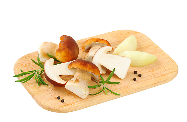 포토 JPG 해외이미지 식재료 양파 단면 실내 사람없음 흰배경 슬라이스 로즈메리 그물버섯 나무도마 통후추 해외202004 해외202105 해외포토 백그라운드 채소 도마 내부 목재 버섯 흰색 허브 후추 파일형식