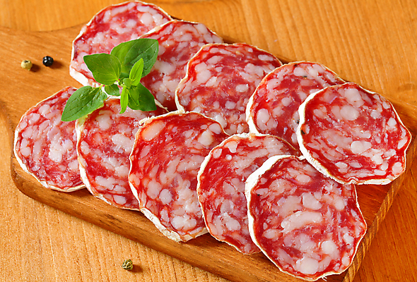 포토 JPG 해외이미지 스튜디오촬영 음식 건조 도마 육류 돼지고기 사람없음 목재 소시지 횡단보도 애피타이저 상품 자르기 매움 슬라이스 발효 살라미 초리조 치유 편육 해외202004 해외202105 해외포토 나무 식재료 재료 모션 주방용품 실내 가공식품 보행로 맛 파일형식