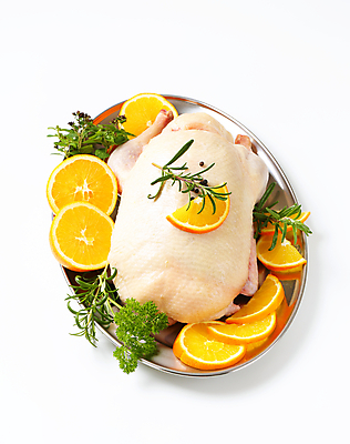 포토 JPG 해외이미지 스튜디오촬영 음식 오렌지 과일 오리 쟁반 파슬리 육류 사람없음 금속 신선 허브 향신료 날것 슬라이스 성분 로즈메리 백리향 생식 음식준비 정물화 해외202004 해외202105 해외포토 식물 채소 식재료 재질 조류 실내 준비 그림 향미료 파일형식