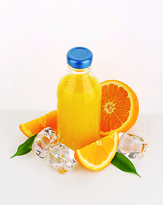 포토 JPG 해외이미지 스튜디오촬영 오렌지 유리병 실내 사람없음 얼음 오렌지주스 흰배경 해외202004 해외202105 해외포토 자연요소 백그라운드 과일 병_용기 내부 흰색 과일주스 파일형식