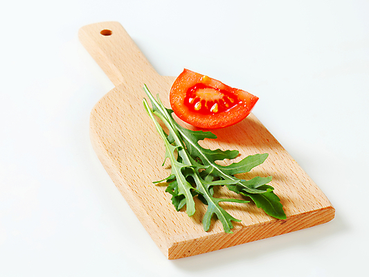 포토 JPG 해외이미지 스튜디오촬영 토마토 식재료 주방용품 실내 사람없음 흰배경 나무도마 루꼴라 해외202004 해외202105 해외포토 생활용품 백그라운드 채소 도마 내부 목재 흰색 파일형식