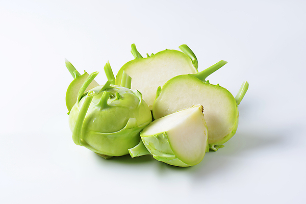 포토 JPG 해외이미지 스튜디오촬영 음식 채소 건강 사람없음 신선 횡단보도 자르기 흰배경 유기농 반쪽 날것 구역 숙성 식용 콜라비 세련 비건 해외202004 해외202105 해외포토 웰빙 백그라운드 모션 실내 흰색 보행로 채식주의자 파일형식