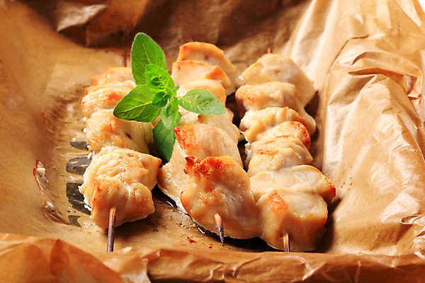 포토 JPG 해외이미지 실내 사람없음 닭고기 세개 꼬치요리 닭꼬치 종이호일 해외202004 해외202105 해외포토 육류 3 요리 내부 꼬치 파일형식