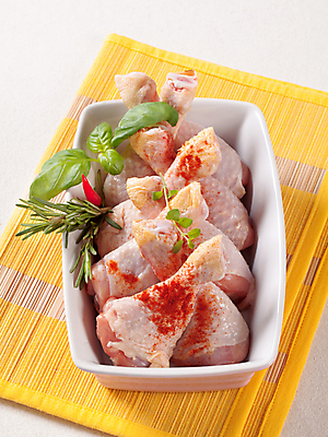 포토 JPG 해외이미지 그릇 실내 생고기 사람없음 하이앵글 닭고기 식탁보 신선 허브 흰배경 담기 날것 닭다리 로즈메리 생닭 파프리카가루 해외202004 해외202105 해외포토 식물 식기 뷰포인트 백그라운드 모션 육류 내부 흰색 닭 가루 파일형식