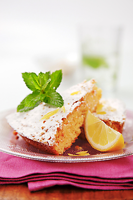 포토 JPG 해외이미지 접시 음식 조각 포크 도마 사람없음 보라색 달콤 아침식사 레몬 냅킨 슈가파우더 정물화 해외202004 해외202105 스펀지케이크 해외포토 식기 컬러 과일 주방용품 케이크 식사 맛 그림 파일형식