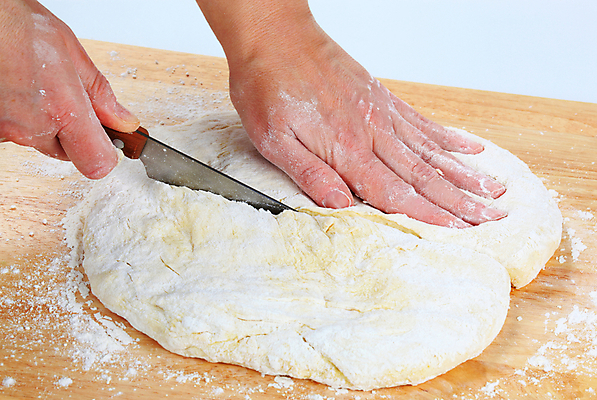 포토 JPG 해외이미지 손 실내 신체부위 자르기 흰배경 반죽 밀가루 제빵 요리중 식칼 나무도마 해외202004 해외202105 해외포토 백그라운드 모션 주방용품 도마 사람 내부 목재 제과제빵 흰색 가루 파일형식