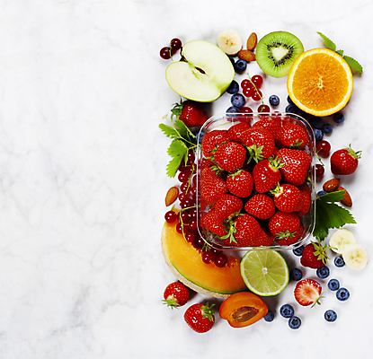 포토 JPG 해외이미지 오렌지 딸기 바나나 실내 키위 사람없음 하이앵글 사과 멜론 흰배경 담기 블루베리 라임 아몬드 베리 플라스틱통 카피스페이스 해외202004 해외포토 뷰포인트 백그라운드 과일 모션 통 내부 공백 견과류 흰색 플라스틱 파일형식