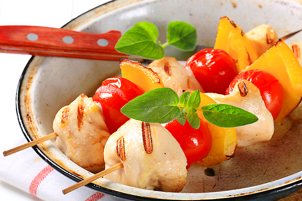 포토 JPG 해외이미지 그릇 방울토마토 고추 실내 사람없음 닭고기 나이프 담기 꼬치요리 닭꼬치 해외202004 해외202105 해외포토 식기 토마토 채소 모션 육류 요리 내부 꼬치 칼 파일형식