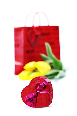 포토 JPG 해외이미지 리본 실내 사람없음 아웃포커스 선물상자 쇼핑백 튤립 흰배경 하트상자 해외202004 해외포토 꽃 백그라운드 가방 촬영기법 선물 내부 상자 흰색 파일형식