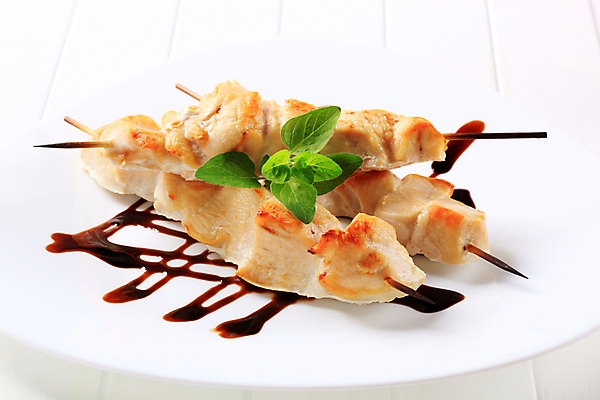 포토 JPG 해외이미지 접시 음식 조각 육류 요리 사람없음 목재 치킨 흰색 조미료 막대기 꼬치 그릴 굽기 케밥 오레가노 저지방 해외202004 해외202105 해외포토 나무 식기 컬러 식재료 재료 주방용품 기름_음식 구이 닭고기요리 향미료 파일형식