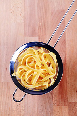 포토 JPG 해외이미지 음식 주방용품 파스타 요리 사람없음 금속 면 머리위 삶기 스테인레스 페투치네 해외202004 해외202105 해외포토 생활용품 재질 서양음식 파스타면 파일형식