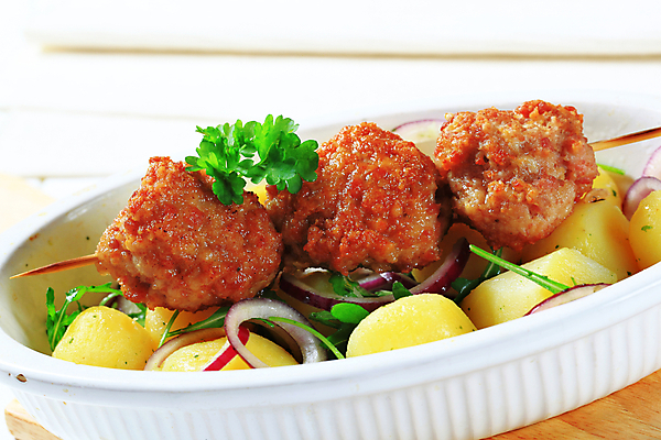 포토 JPG 해외이미지 접시 감자 실내 파슬리 사람없음 미트볼 흰배경 꼬치요리 적양파 해외202004 해외202105 해외포토 식기 음식 백그라운드 채소 양파 요리 내부 흰색 꼬치 파일형식