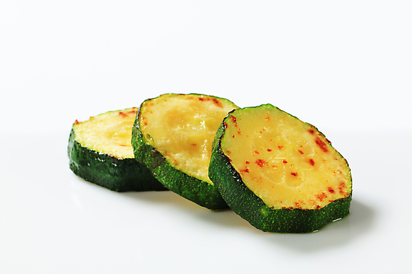 포토 JPG 해외이미지 스튜디오촬영 음식 조각 채소 건강 사람없음 튀김 그릴 굽기 흰배경 유기농 스쿼시 반주 주키니 주키니호박 채식주의자 해외202004 해외202105 해외포토 웰빙 스포츠 백그라운드 주방용품 실내 구기 흰색 구이 채식 파일형식