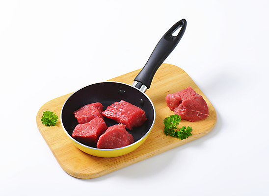 포토 JPG 해외이미지 실내 파슬리 생고기 사람없음 소고기 프라이팬 흰배경 나무도마 해외202004 해외202105 해외포토 백그라운드 채소 주방용품 도마 육류 내부 목재 흰색 파일형식