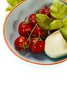 포토 JPG 해외이미지 그릇 방울토마토 실내 사람없음 흰배경 담기 바질 모짜렐라치즈 카피스페이스 해외202004 해외포토 식기 백그라운드 토마토 모션 치즈 내부 공백 흰색 파일형식