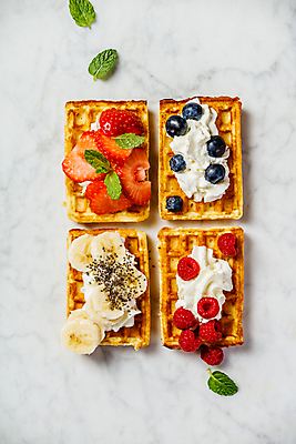 포토 JPG 해외이미지 딸기 디저트 바나나 실내 사람없음 하이앵글 달콤 흰배경 생크림 블루베리 산딸기 대리석 와플 해외202004 해외포토 음식 뷰포인트 백그라운드 과일 재료 내부 흰색 맛 크림 파일형식