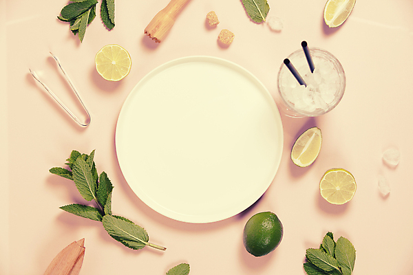 포토 JPG 해외이미지 접시 집게 사람없음 하이앵글 얼음 설탕 민트 칵테일잔 라임 모히토 분홍색배경 해외202004 해외포토 자연요소 식기 뷰포인트 분홍색 백그라운드 술잔 과일 칵테일 허브 파일형식