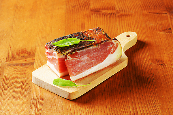 포토 JPG 해외이미지 음식 도마 육류 돼지고기 사람없음 블록 횡단보도 자르기 향신료 햄 베이컨 훈제 치유 프로슈토 나무배경 해외202004 해외202105 해외포토 백그라운드 식재료 모션 주방용품 보행로 향미료 파일형식