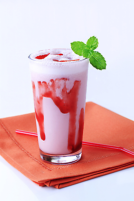 포토 JPG 해외이미지 잔 한잔 실내 빨대 사람없음 식탁보 민트 흰배경 딸기쉐이크 밀크쉐이크 해외202004 해외202105 해외포토 1 식기 백그라운드 내부 흰색 허브 쉐이크 파일형식