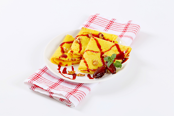 포토 JPG 해외이미지 접시 실내 사람없음 달콤 흰배경 호두 시럽 크레이프 해외202004 해외202105 해외포토 식기 백그라운드 디저트 내부 견과류 흰색 맛 파일형식