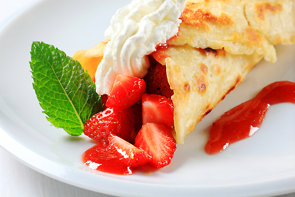 포토 JPG 해외이미지 접시 딸기 실내 사람없음 달콤 흰배경 생크림 딸기시럽 크레이프 해외202004 해외202105 해외포토 식기 백그라운드 과일 디저트 내부 흰색 맛 크림 시럽 파일형식