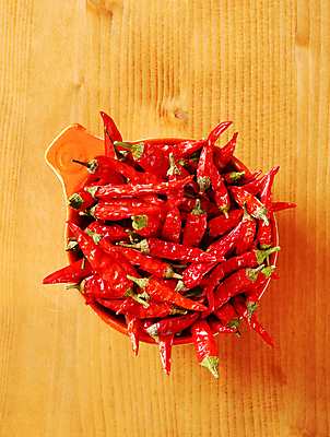 포토 JPG 해외이미지 그릇 실내 사람없음 하이앵글 말린고추 나무배경 해외202004 해외202105 해외포토 식기 뷰포인트 백그라운드 고추 내부 파일형식