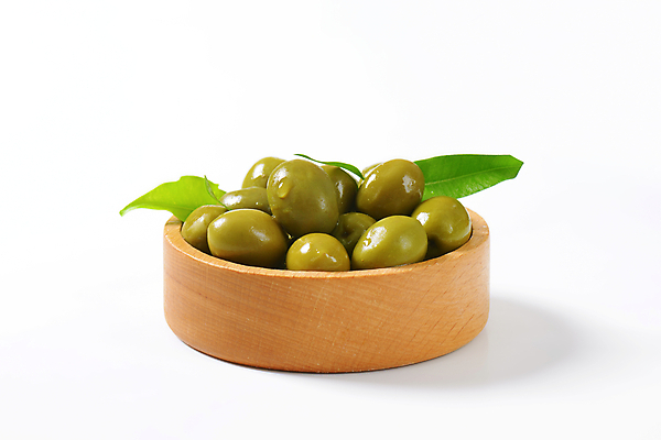포토 JPG 해외이미지 스튜디오촬영 실내 사람없음 흰배경 올리브 담기 나무그릇 올리브잎 올리브절임 해외202004 해외202105 해외포토 그릇 열매 백그라운드 잎 모션 내부 목재 흰색 절임 파일형식