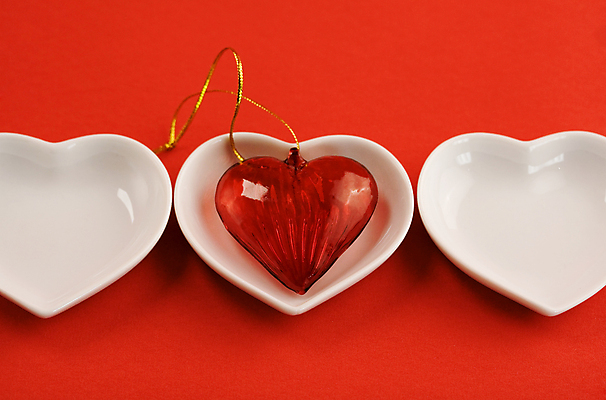 포토 JPG 해외이미지 유리 실내 사랑 사람없음 장식 하트 오브젝트 일렬 빨간배경 하트접시 해외202004 해외포토 모양 접시 감정 백그라운드 재질 내부 빨간색 파일형식
