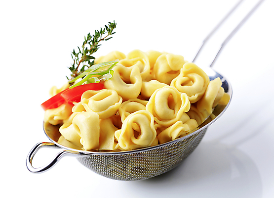 포토 JPG 해외이미지 음식 토마토 주방용품 파스타 요리 사람없음 금속 샐러드 성분 폭식 백리향 삶기 토르텔리니 해외202004 해외202105 해외포토 생활용품 채소 재질 서양음식 파일형식