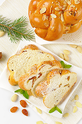 포토 JPG 해외이미지 음식 빵 조각 크리스마스 사람없음 신선 구부린 아침식사 굽기 머리위 아몬드 덩어리 건포도 엮은 이스트 정물화 핸드메이드 해외202004 해외202105 해외포토 기념일 모션 포도 식사 견과류 구이 그림 건과일 파일형식