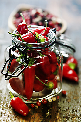 포토 JPG 해외이미지 식재료 유리병 사람없음 아웃포커스 담기 매움 홍고추 후추 해외202004 해외포토 모션 고추 병_용기 촬영기법 맛 향신료 파일형식