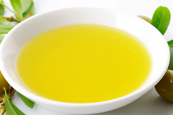 포토 JPG 해외이미지 스튜디오촬영 그릇 실내 근접촬영 사람없음 올리브오일 흰배경 담기 해외202004 해외202105 해외포토 식기 뷰포인트 모션 내부 흰색 기름 파일형식 컬러