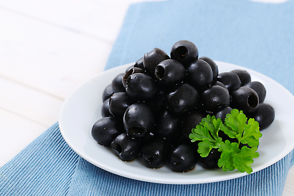 포토 JPG 해외이미지 스튜디오촬영 접시 실내 파슬리 사람없음 식탁보 흰배경 올리브 담기 올리브절임 해외202004 해외202105 해외포토 식기 열매 백그라운드 채소 모션 내부 흰색 절임 파일형식