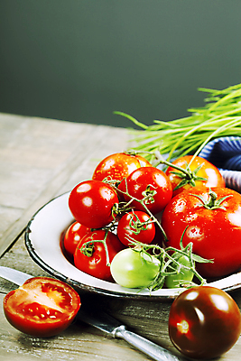 포토 JPG 해외이미지 접시 토마토 방울토마토 실내 사람없음 신선 담기 해외202004 해외포토 식기 채소 모션 내부 파일형식