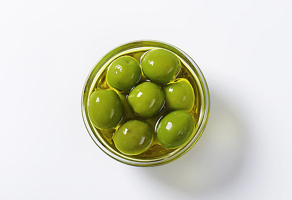 포토 JPG 해외이미지 스튜디오촬영 실내 사람없음 하이앵글 올리브오일 흰배경 올리브 담기 유리그릇 올리브절임 해외202004 해외202105 해외포토 그릇 열매 뷰포인트 백그라운드 모션 유리 내부 흰색 기름_음식 절임 파일형식