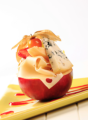 포토 JPG 해외이미지 접시 음식 과일 치즈 유제품 사람없음 빨간색 추위 사과 배열 시럽 블루치즈 채식주의자 타파스 해외202004 해외202105 해외포토 식기 컬러 애피타이저 채식 파일형식