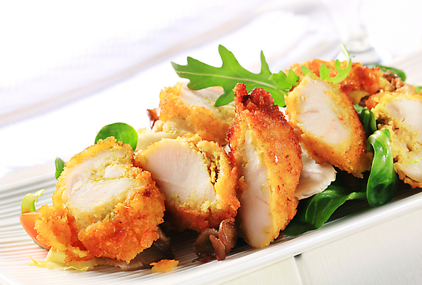 포토 JPG 해외이미지 접시 음식 토마토 육류 사람없음 식사 치킨 샐러드 튀김 신선 고명 점심식사 루꼴라 빵가루 해외202004 해외202105 해외포토 식기 채소 식재료 닭고기요리 파일형식