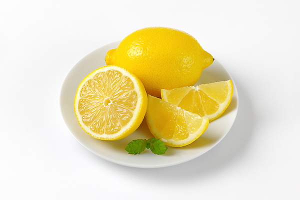 포토 JPG 해외이미지 스튜디오촬영 접시 사람없음 신선 레몬 민트 흰배경 반쪽 해외202004 해외202105 해외포토 식기 백그라운드 과일 실내 흰색 허브 파일형식