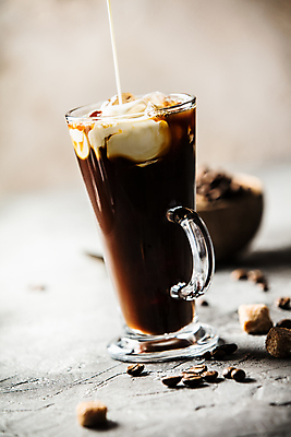 포토 JPG 해외이미지 스튜디오촬영 커피 디저트 실내 사람없음 원두 붓기 크림 해외202004 해외포토 음료 음식 모션 내부 파일형식