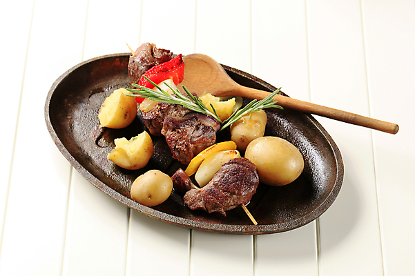 포토 JPG 해외이미지 접시 음식 채소 고추 양파 감자 쟁반 육류 사람없음 금속 식사 저녁식사 소고기 꼬치 그릴 인스턴트 바비큐 굽기 후추 로즈메리 점심식사 케밥 앙트레 해외202004 해외202105 해외포토 식기 식재료 재질 주방용품 구이 허브 향신료 파일형식