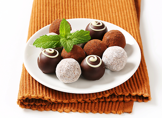 포토 JPG 해외이미지 스튜디오촬영 접시 사람없음 초콜릿 여러개 식탁보 달콤 해외202004 해외202105 해외포토 식기 다수 디저트 실내 맛 파일형식