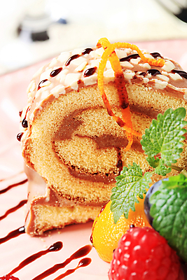 포토 JPG 해외이미지 접시 음식 분홍색 조각 과일 디저트 사람없음 과자 케이크 초콜릿 얼음 대접 신선 달콤 굽기 크림 묘사 산딸기 토핑 시럽 충동구매 해외202004 해외202105 스펀지케이크 해외포토 자연요소 식기 컬러 쇼핑 맛 구이 과소비 파일형식