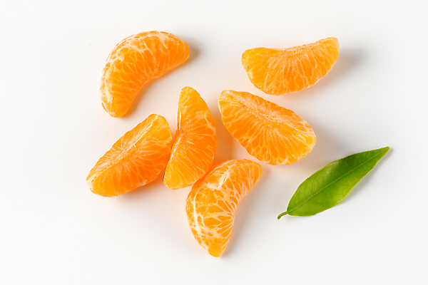 포토 JPG 해외이미지 조각 잎 귤 사람없음 신선 흰배경 해외202004 해외202105 해외포토 식물 백그라운드 과일 흰색 파일형식