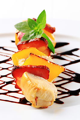 포토 JPG 해외이미지 접시 음식 조각 육류 돼지고기 요리 사람없음 목재 치킨 튀김 흰색 조미료 막대기 꼬치 그릴 굽기 베이컨 후추 점심식사 케밥 오레가노 해외202004 해외202105 해외포토 나무 식기 컬러 식재료 재료 주방용품 식사 구이 향신료 닭고기요리 향미료 파일형식