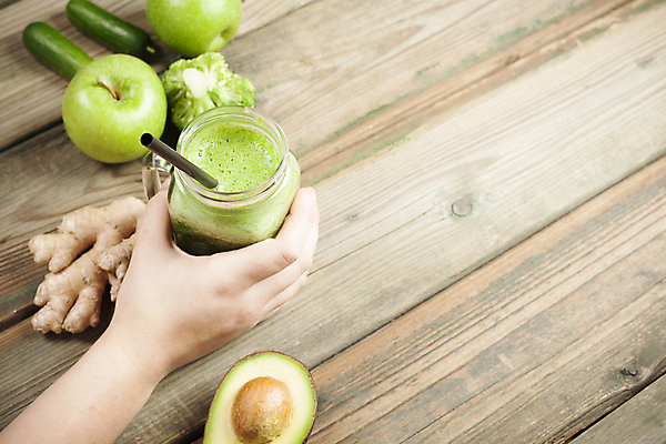 포토 JPG 해외이미지 손 채소 과일 건강 빨대 사람없음 신체부위 컵 주스 잡기 사과 브로콜리 채식 생강 아보카도 다이어트음식 스무디 저칼로리식단 디톡스 해외202004 해외포토 식기 음료 다이어트 모션 사람 식단 저칼로리 파일형식