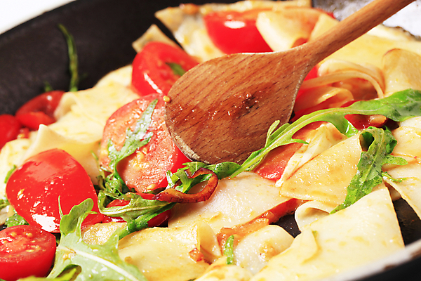 포토 JPG 해외이미지 음식 조각 토마토 파스타 사람없음 샐러드 프라이팬 묘사 나무숟가락 라자냐 루꼴라 음식준비 해외202004 해외202105 해외포토 채소 주방용품 서양음식 숟가락 이탈리아음식 준비 파일형식